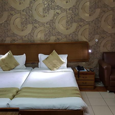 Hotel Executive Лакхнау Экстерьер фото