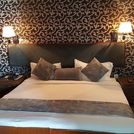 Hotel Executive Лакхнау Экстерьер фото