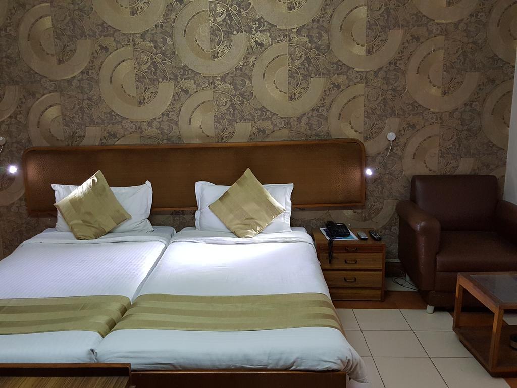 Oyo 15791 Flagship Hotel Executive Hazratganj Лакхнау Экстерьер фото